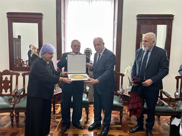 وزير الخارجية د. رياض المالكي يلتقي برئيس البرلمان الكولومبي