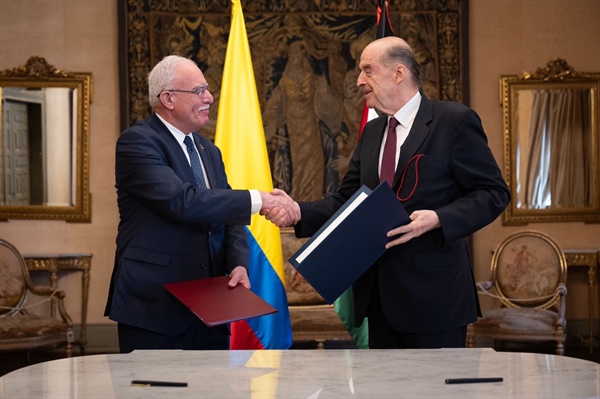 Minister of foreign affairs, Colombian counterpart sign 4 cooperation agreements