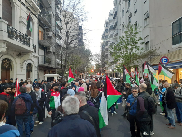 وقفة تضامنية أمام السفارة الفلسطينية في الارجنتين للتنديد بالعدوان الوحشي على غزة